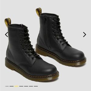 Dr. Marten’s YOUTH 1460 SOFTY T LEATHER LACE UP BOOTS